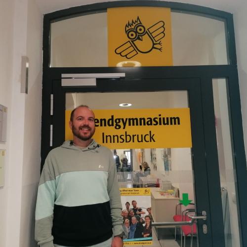 Joan Signes vor dem Verwaltungstrakt