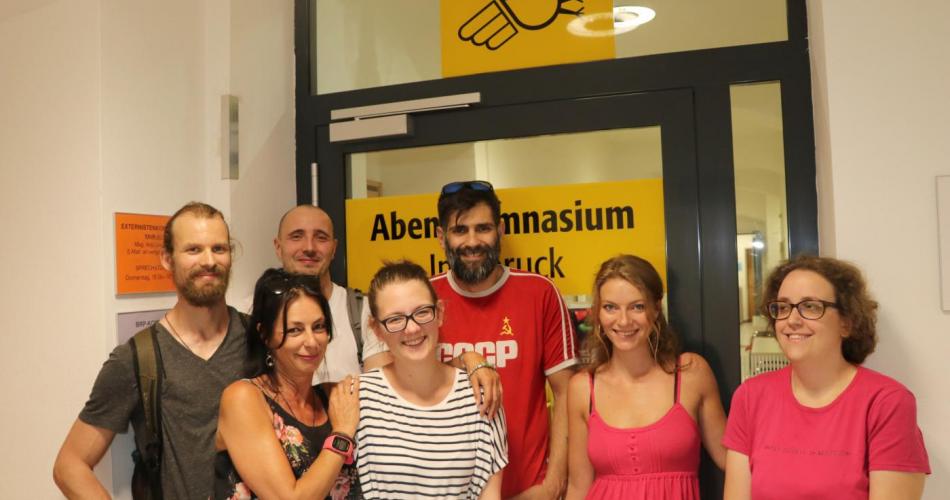 Gruppe Fernstudierende vor Glastür